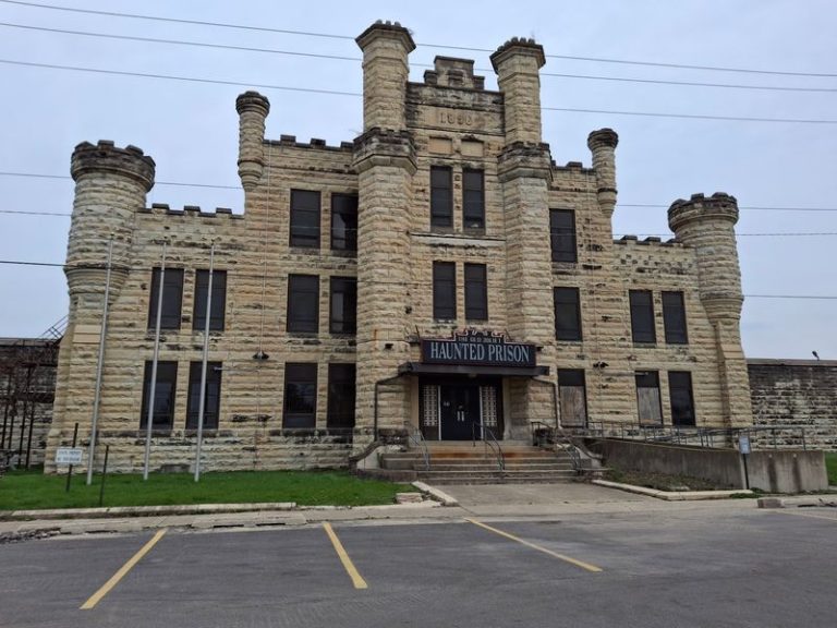 This Decaying Illinois Landmark Looks Like Something Straight Out Of An Old Movie