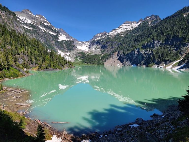 This 7.7-Mile Washington Trail Rewards Hikers With A Secret Turquoise Lake Nobody Mentions