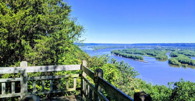 This Iowa State Park Becomes A Stunning Autumn Escape When The Leaves Change