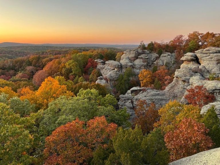 This Easy Little Loop Trail In Illinois Is So Scenic You’ll Keep Stopping To Take It All In