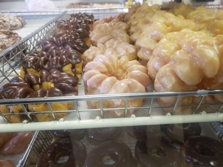 7 Old-School Illinois Donut Shops Where The Glazed Donuts Still Steal Breakfast