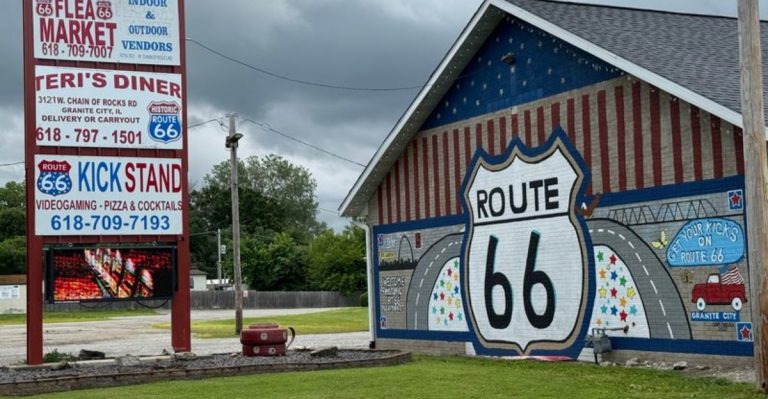The Illinois Flea Market Where 130 Merchants Turn A Single Trip Into A Treasure Hunt