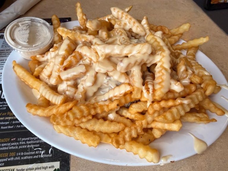 This Cozy Illinois Restaurant Still Buries 1928 Horseshoe Sandwich Under Fries And Cheese Sauce