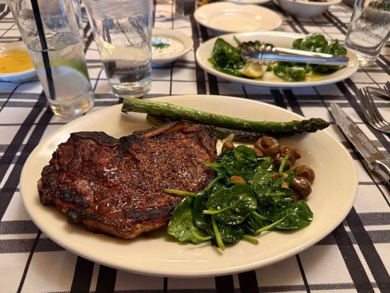 10 Iconic Illinois Restaurants That Quietly Serve The State’s Best Steaks