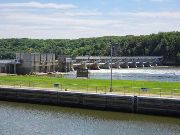 This Illinois Riverfront Town Turns A Lazy Saturday Into A Full Day Of Wandering