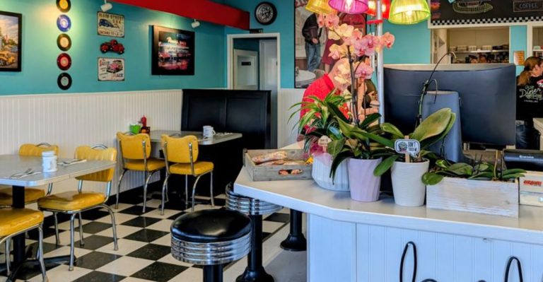 11 Hole-In-The-Wall Washington Diners Locals Secretly Wish You’d Never Find