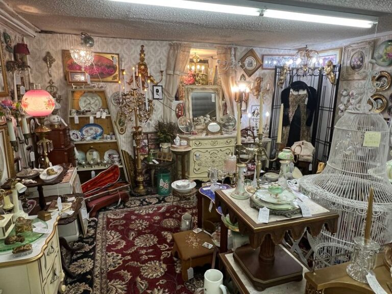 This Illinois Antique Mall Fills Three Massive Buildings With Vendor Booths, And Treasure Hunters Lose Whole Afternoons There