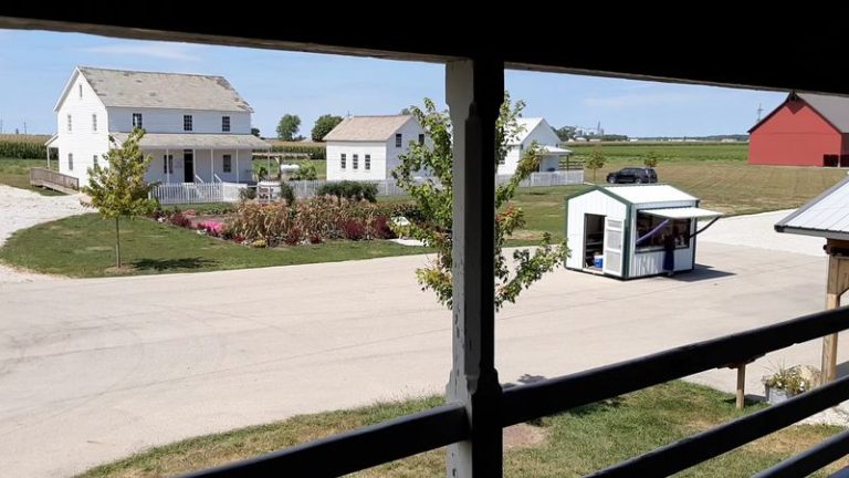 Welcome To Illinois’s Quiet Amish Town That Most Travelers Still Drive Right Past