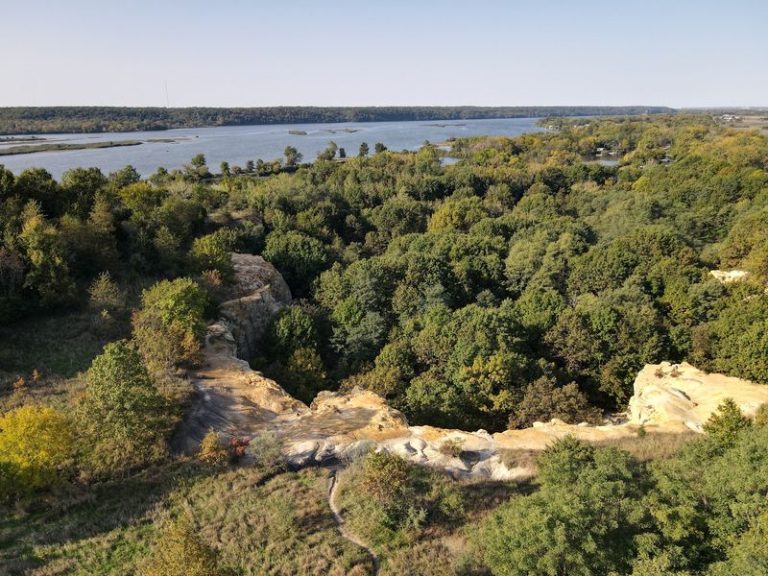 This Little Illinois State Park Packs Jaw-Dropping Scenery Into Every Direction You Look