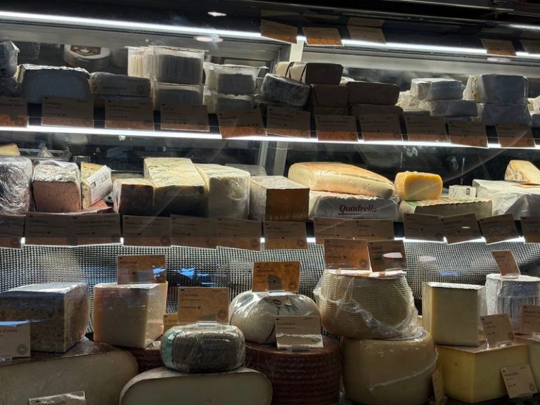 You Can Taste Your Way Through These 7 Illinois Cheese Shops Where The Curds Squeak Fresh