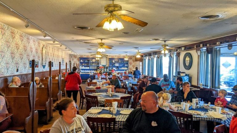 Here Are 7 Illinois Diners Where The Coffee Never Stops And The Pie Is Homemade