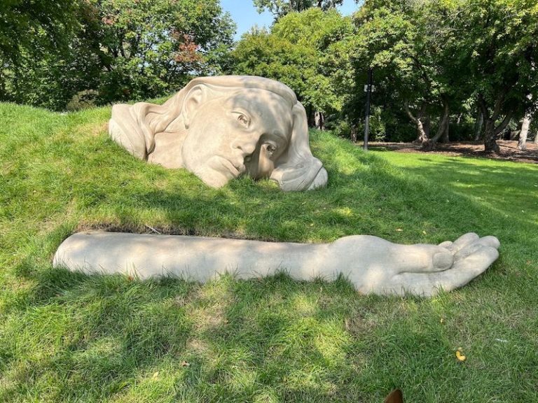 This Under-The-Radar Sculpture Park In Illinois Feels Like Walking Through Somebody’s Wildest Ideas