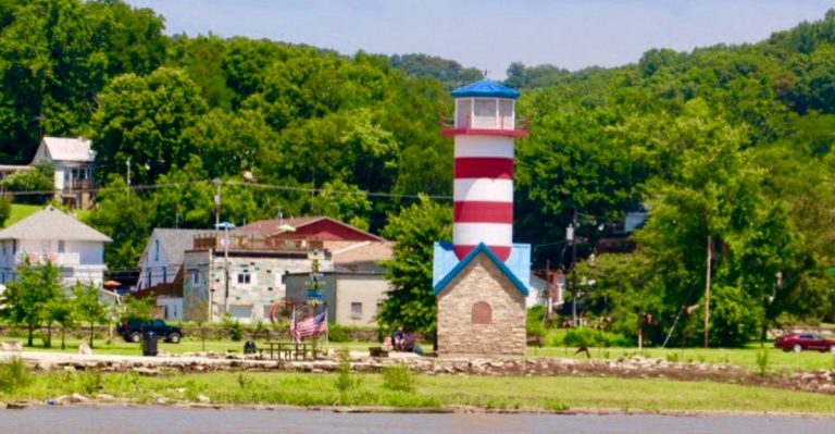 Start Your Illinois River Day At This Visitor’s Center Before Drifting Between Ferry, Overlook, And Waterfront