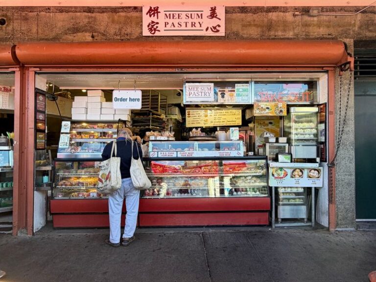 This Tiny Walk-Up Window In Washington Sells Fluffy BBQ Pork Buns You Eat While Wandering The Market