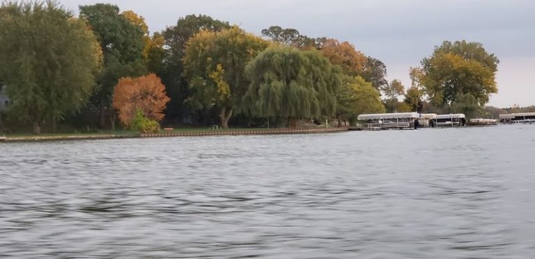 This Once-Quiet Chain of Illinois Lakes Is Now a Packed Summer Getaway