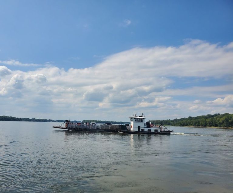 This Illinois Ferry Still Carries Cars Across The Mississippi River The Way It Has For Generations