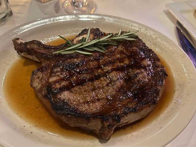 10 No-Frills Illinois Steakhouses That Locals Quietly Consider Legendary