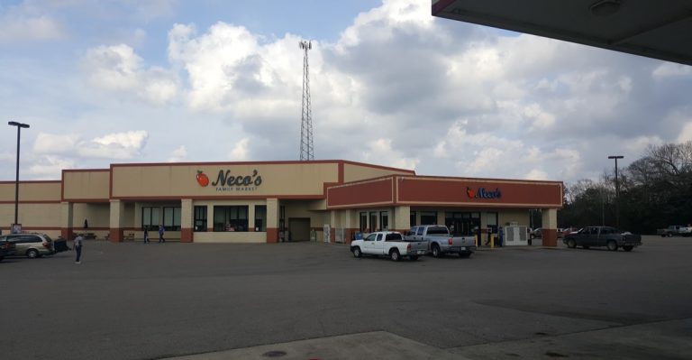 The Mississippi Grocery Store With A Hot Food Counter Locals Swear By