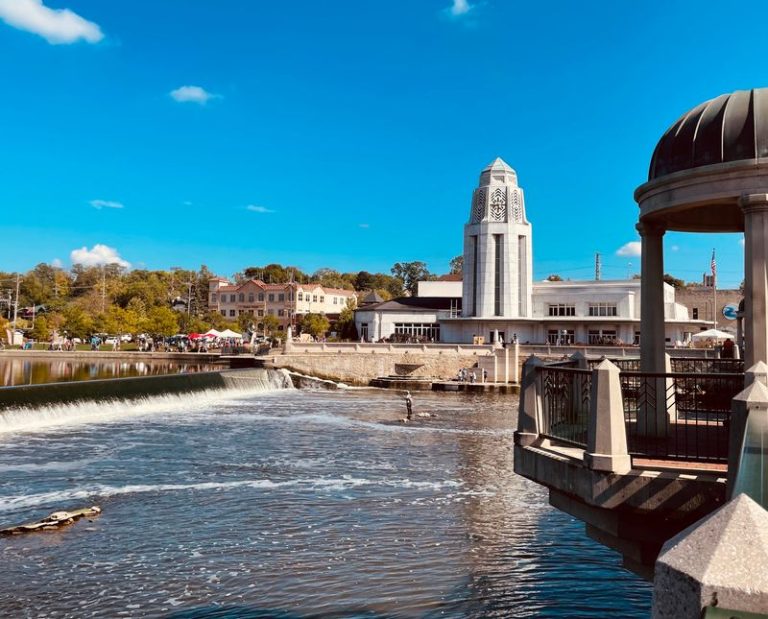 This Quiet Little Illinois Town Turns Into The Coziest Weekend Escape Once Fall Arrives