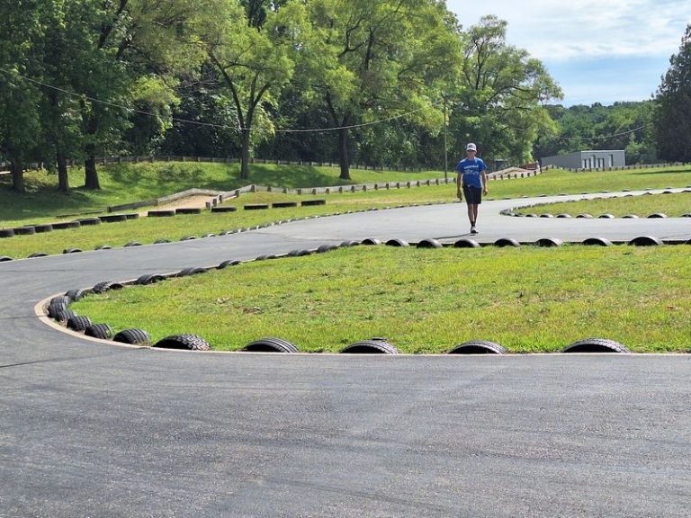 This Old-School Illinois Family Fun Park Still Packs Mini Golf, Bumper Boats And Batting Cages Into One Cheap Day Out