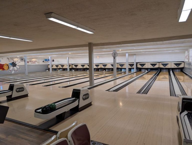 One Of Illinois’s Last Old-Time Bowling Alleys Still Sets Its Pins The Vintage Way