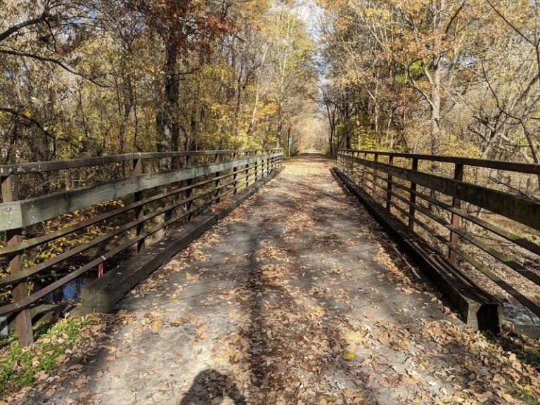 This Gentle Illinois Bike Trail Turns An Easy Ride Into A Full Day Out