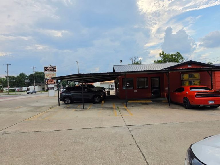 Craving A Real Cheeseburger? These 7 Illinois Drive-Ins Griddle Them Fresh All Day