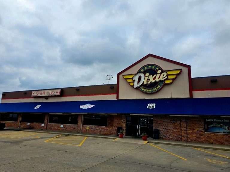 This Old-School Illinois Diner On Route 66 Has Been Baking Homemade Pies Since 1928