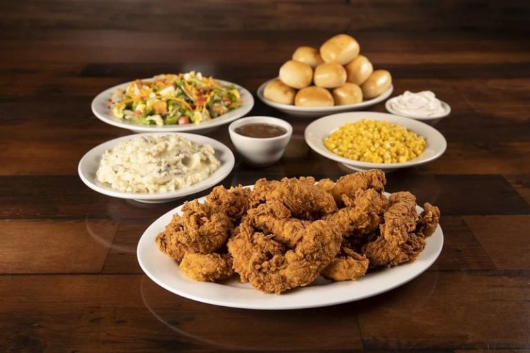 You Can Dig Into Golden Fried Chicken At These 7 Illinois Roadhouses Worth The Detour