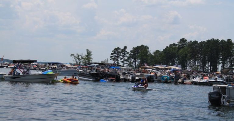 The South Carolina Lake Town That Locals Say Has Been Ruined By Summer Tourists