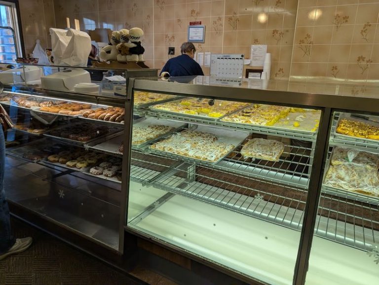 You Can Crack Into Buttery Cinnamon Rolls At These 7 Illinois Bakeries Worth The Morning Drive