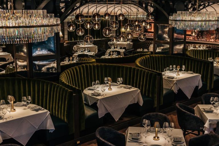 This Chicago Steakhouse Is So Beloved Its Dry-Aged Steaks Keep the Dining Room Packed
