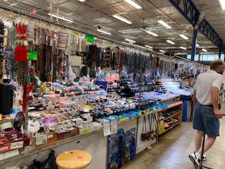 This Massive Illinois Flea Market Has Aisles Of Vintage Finds Worth Treasure-Hunting All Day