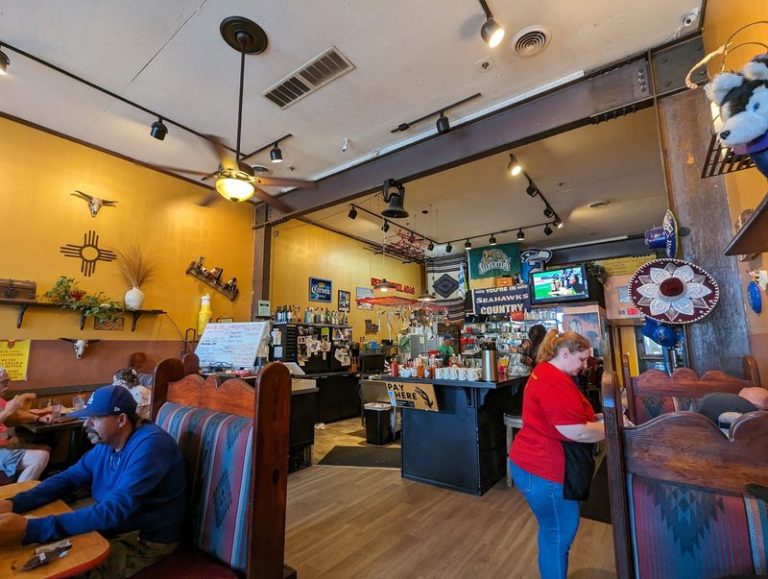Even New Mexico Natives Rave About The Hatch Green Chile And Sopapillas At This Lively Washington Spot