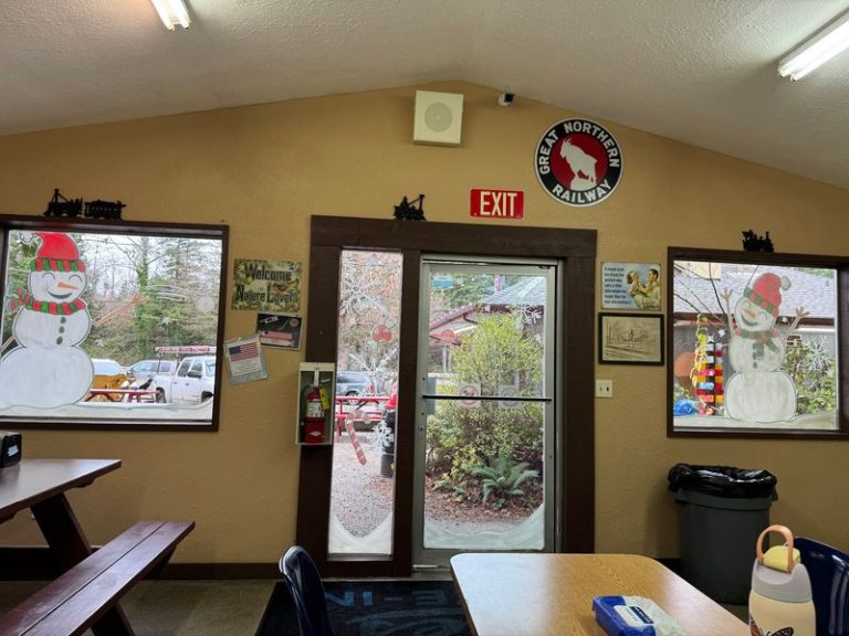 Hungry Travelers Cross Washington Just To Grab A Burger At This Legendary Roadside Joint