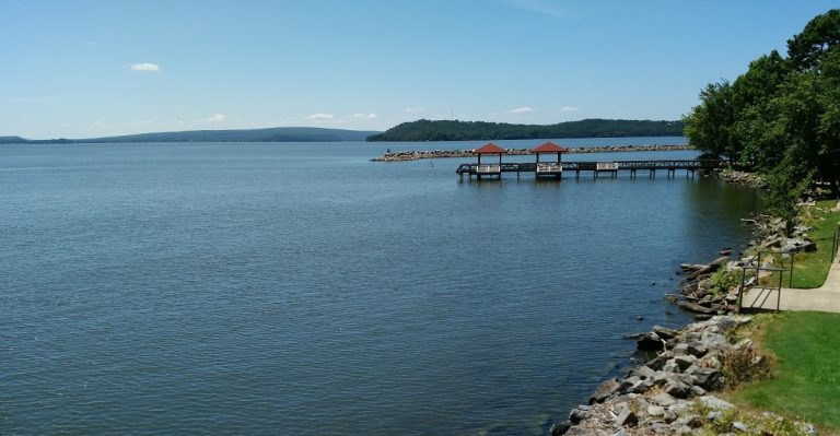 Almost No One Outside Arkansas Realizes This Enormous Lake Exists