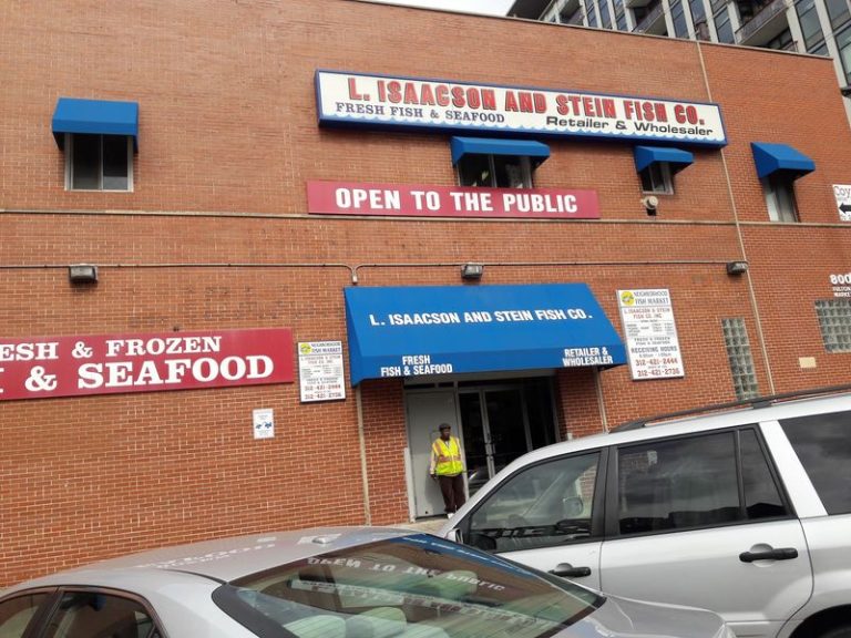 This Illinois Fish Market In Chicago Fries Its Smelt Golden And Serves It By The Basket