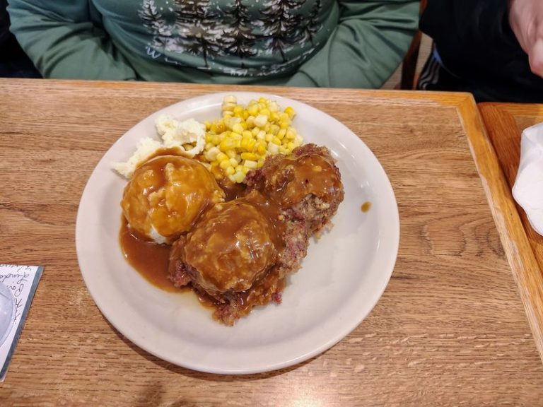 You Can Fork Into A Real Chicken-Fried Steak At These 7 Illinois Diners Worth The Drive