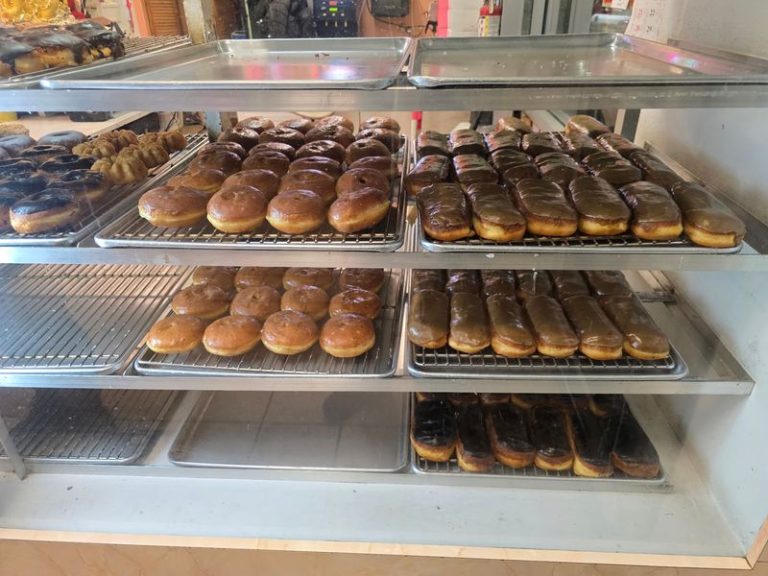 9 Washington Donut Shops Where Warm Maple Bars Sell Out Before Noon