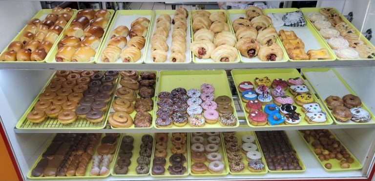 8 Unassuming Illinois Bakeries Where The Donuts Steal The Whole Morning