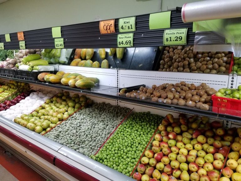 This Middle Eastern Market In Arizona Stacks Fresh Pita, Olives, And Spices So High Browsing Turns Into An Afternoon
