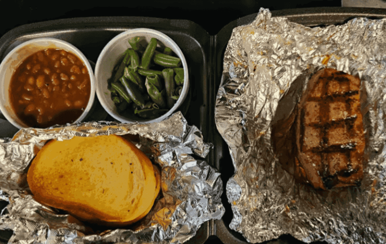 You Can Load A Tray With Broasted Chicken And Homemade Sides At These 7 Illinois Family Diners