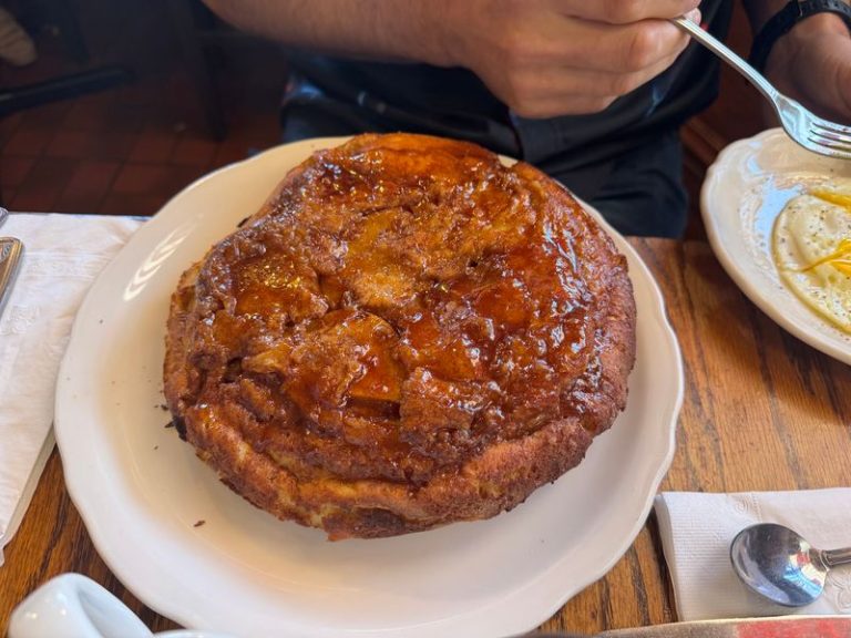 This Illinois Pancake House In Wilmette Griddles Its Apple Pancakes Until They Puff Golden