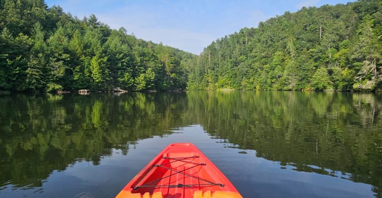 This Tennessee Mountain Lake Offers A Peaceful Autumn Escape Far From Busy Tourist Towns