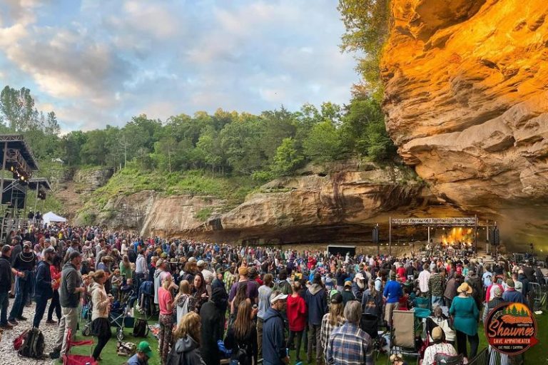 This Illinois Amphitheater Tucked In The Bluffs Belongs On Your Bucket List