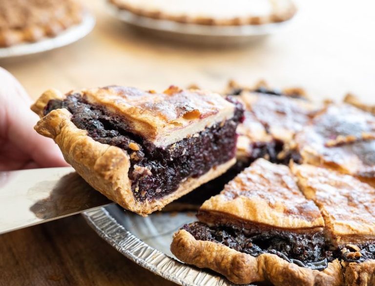You Can Dig Into A Slab Of Fresh Fruit Pie At These 7 Illinois Diners Locals Never Skip
