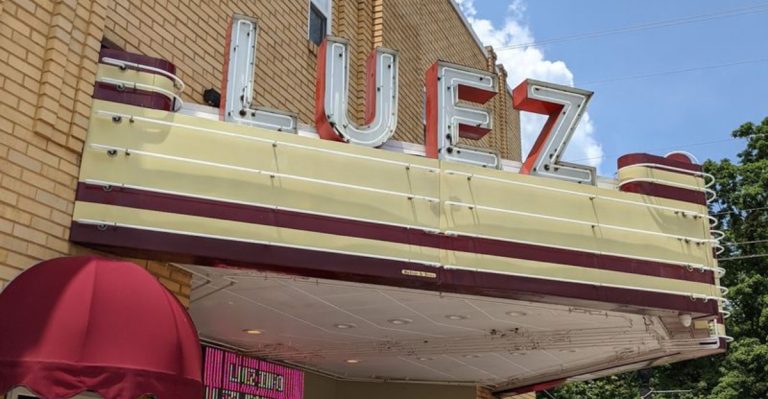 This Tennessee Town Still Has A Historic Movie Theater Lighting Up Its Downtown