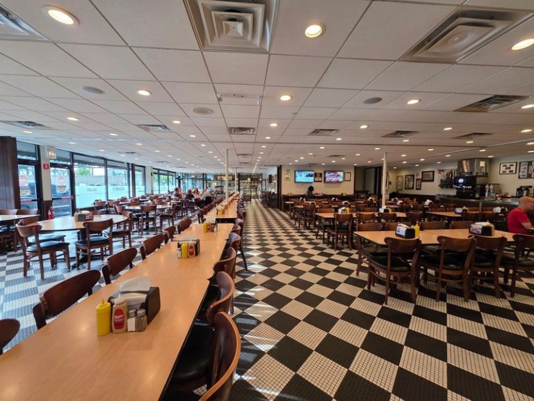 This Old-School Illinois Cafeteria Ladles Out Matzo Ball Soup That Tastes Like Grandma’s