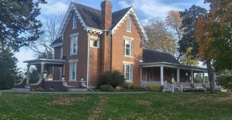 If You Love Cozy Small Towns, You’ll Want To Visit This Charming Iowa Gem