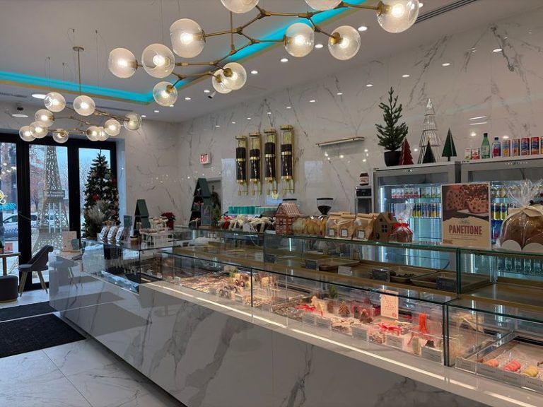 You Can Pile A Tray With Fresh Pastries At These 7 Illinois French Bakeries Worth The Drive